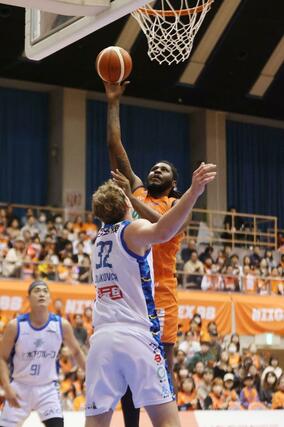 新潟－湘南　第１クオーター、マックが決めて１５－１５＝新潟市鳥屋野総合体育館