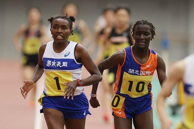 女子3000メートル決勝 優勝したパウリン・ワンジク(左・帝京長岡)とマーガレット・アロットエカラレ(開志国際)がゴール前で競り合う=デンカビックスワン