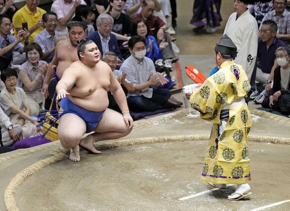 豊昇龍を破り、勝ち名乗りを受ける大の里＝両国国技館