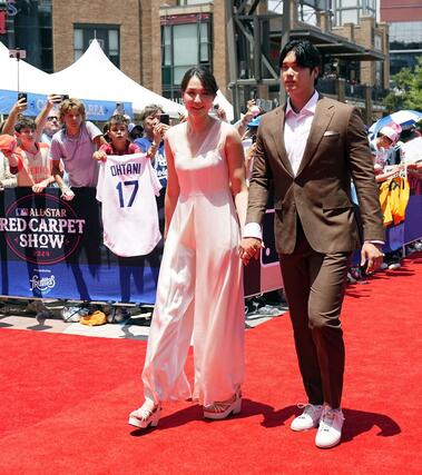 米大リーグ、オールスター戦で、試合前恒例行事のレッドカーペットショーに参加したドジャースの大谷翔平と妻真美子さん＝アーリントン（共同）