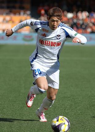 清水-新潟 前半、サイドを攻め上がるMF太田修介=アイスタ