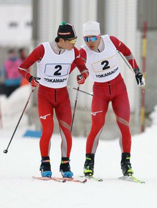 男子リレー　十日町の３走丸山由利（右）からアンカー岡田幸輝（左）にリレー＝十日町市