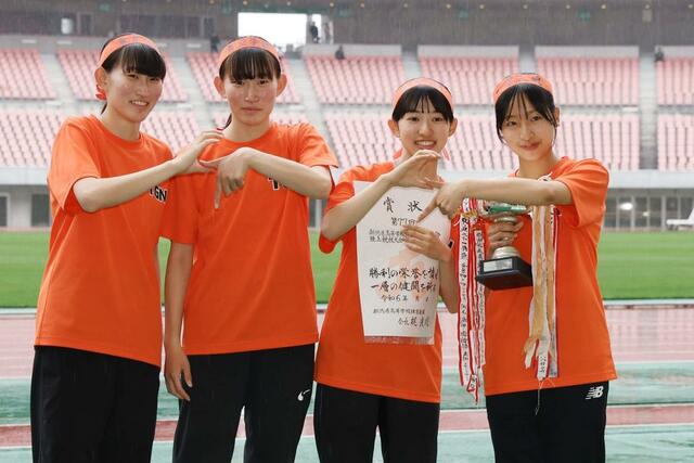 女子1600メートルリレー決勝 優勝した東京学館の選手たち=デンカビッグスワン