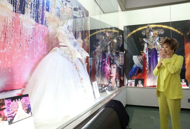自身がステージで着用した華やかな衣装を眺める小林幸子さん＝３月２０日、新潟市中央区西船見町