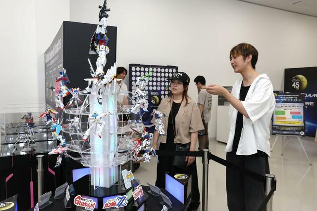 様々なガンダムのプラモデルなどが展示されたイベントが開かれ多くの来場者で賑わった=9月14日、長岡市喜多町