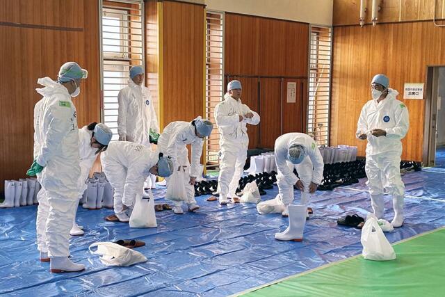 胎内市で発生した鳥インフルエンザに対する防疫措置の準備＝４日、胎内市（県提供）