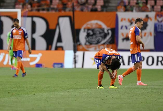 新潟－磐田　先行しつつも勝利を逃し、うなだれる新潟の選手＝ビッグスワン