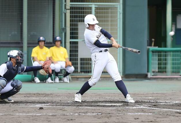 長岡農－見附　３回長岡農１死満塁　井上幸希が左翼手越えの３点適時二塁打を放つ＝三条市パールスタ