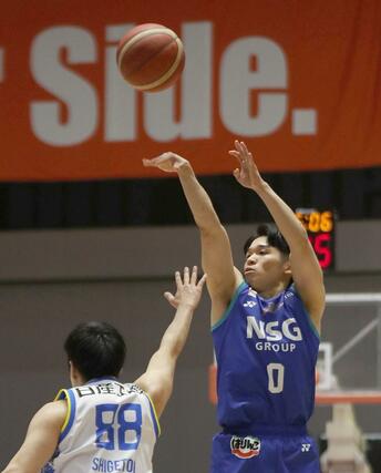 新潟-湘南 第1クオーター、3点シュートを決める樋口蒼生=アオーレ長岡