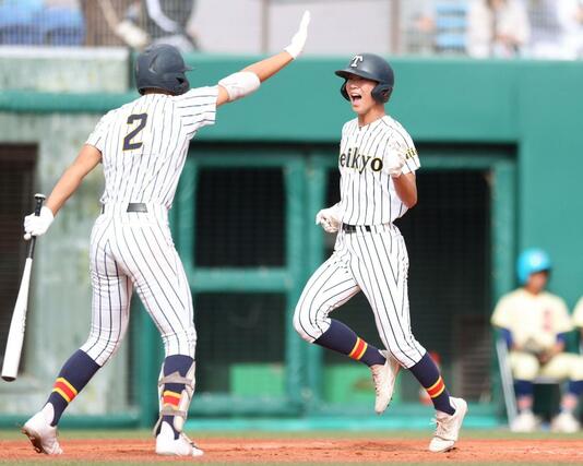 帝京長岡－星稜　３回帝京長岡２死二、三塁、相手の暴投間に３走櫻井悠真が生還し２－０＝富山市民球場