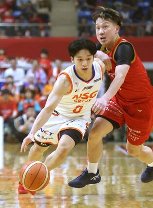 岩手－新潟　第３クオーター、攻める樋口蒼生＝５月１８日、盛岡タカヤアリーナ