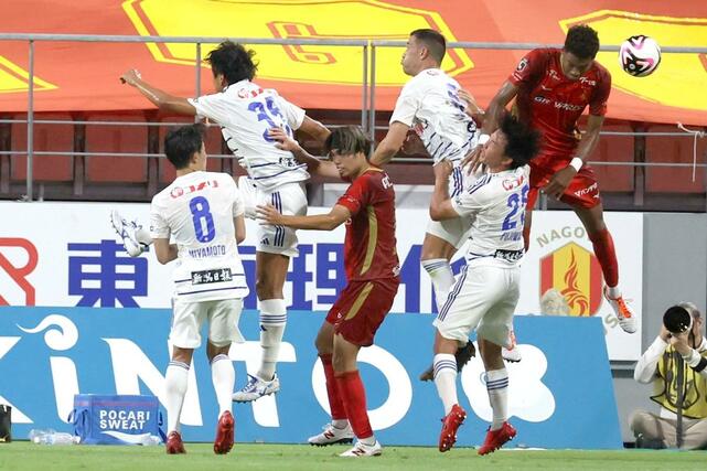 後半、自陣で激しく競り合う新潟の選手＝９月１８日、豊田スタジアム