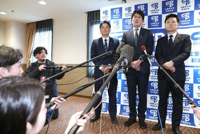 立憲民主党県連の常任幹事会後、報道陣の取材に応じ知事選への出馬を表明した土田竜吾県議（右から２人目）＝２７日午前、新潟市