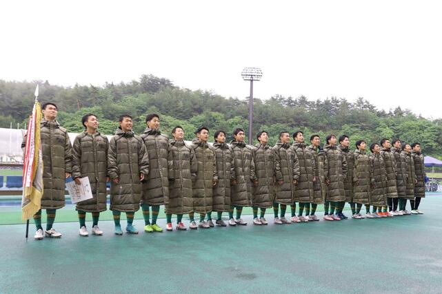 男子サッカー決勝　帝京長岡－開志学園ＪＳＣ　５－０で勝利し笑顔を見せる帝京長岡の選手ら＝新発田市五十公野公園陸上競技場