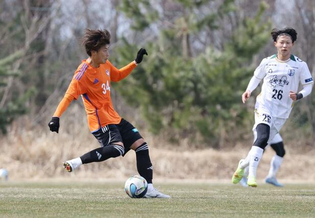 練習試合でプレーするＤＦ藤原優大＝聖籠町