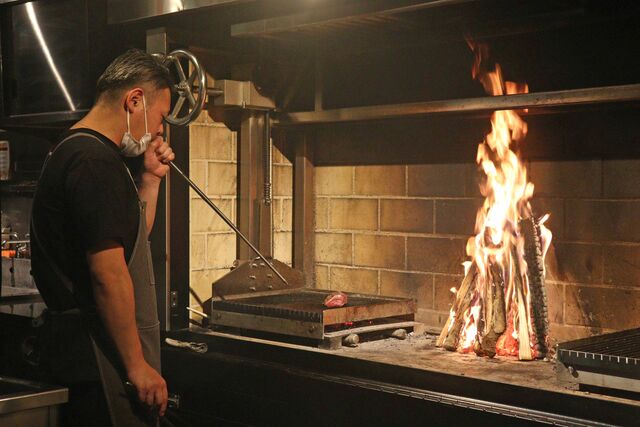 ゆらめく炎や調理の様子がカウンター席から見える「ＦＩＲＥＰＩＴ」＝新潟市中央区