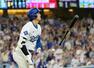 　米大リーグのフィリーズ戦で５０号ソロを放つドジャース・大谷翔平。５０本塁打に２年連続で到達した＝１６日、ロサンゼルス（イマジンイメージズ・ロイター＝共同）