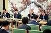 皇族数確保策に関する全体会議終了後、記者会見する森衆院議長(右から2人目)、福山参院副議長(左端)ら=8日午後、衆院議長公邸