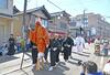 高げたの音を響かせながら練り歩く大名行列の導祖神＝三条市