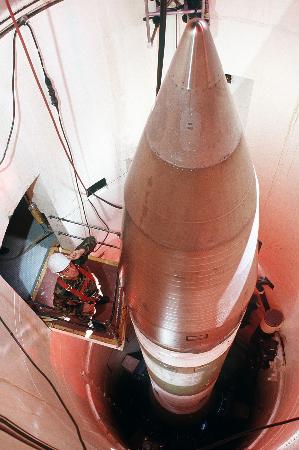 サイロ内の大陸間弾道ミサイル(ICBM)「ミニットマン3」=米ノースダコタ州(ゲッティ=共同)