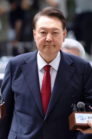 9日、逮捕状審査のためソウル中央地裁に向かう尹錫悦韓国前大統領(聯合=共同)