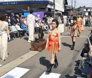 リメークした着物のファッションショーが行われた、きものまつり=3日、十日町市