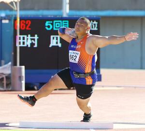 男子砲丸投げ決勝 2位となった田村凪(開志国際)の5投目=福岡市(写真映像部・永井隆司)