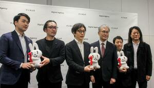 　デジタル在学証明の実証実験の報告会で、記念撮影する大学や企業の担当者ら＝１７日午後、東京都千代田区