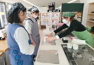 まちゼミに参加する受講生たち=新発田市大手町1