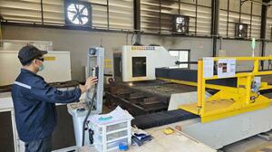 スガスチールタイランドに導入された、開先加工をする機械=タイ・チョンブリ県