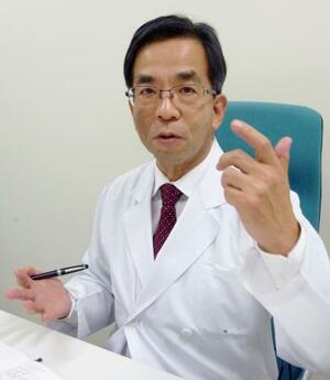 腎デナベーションについて説明する自治医大の苅尾七臣教授=栃木県下野市