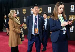 　サッカーＷ杯北中米３カ国大会の組み合わせ抽選会に臨む森保一監督（中央）＝５日、米ワシントン（共同）