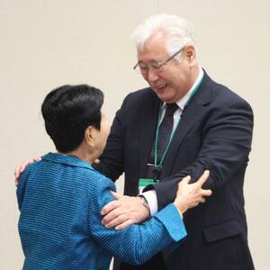 集会で袴田ひで子さん(左)と抱き合って喜ぶ阪原弘さんの長男弘次さん=25日午前、東京都内