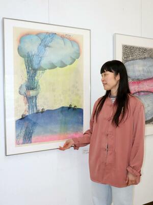 「版画は手間がかかるけど、木を彫る工程が好き」と語る本間尚子さん=佐渡市相川米屋町