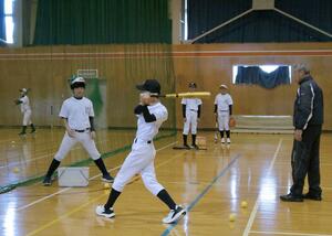 ３校の生徒が参加している野球クラブ「長岡悠久ＢＣ」の練習＝長岡市悠久町２の栖吉中