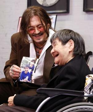 　東京都内で面会する米俳優ジョニー・デップさん（左）と胎児性水俣病患者の坂本しのぶさん。水俣病を題材にした映画にデップさんがかつて主演した縁から実現した＝２日午後