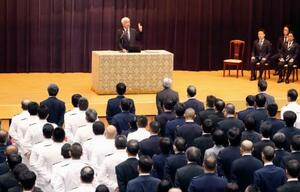 式典で訓示する中谷防衛相=1日午後、防衛省
