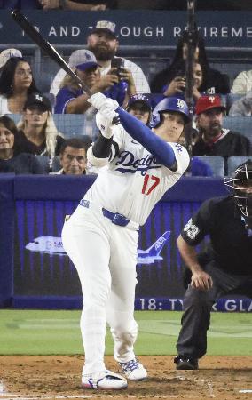 　左投手の変化球をとらえ５１号ソロを放つドジャース・大谷＝９月、ロサンゼルス（共同）