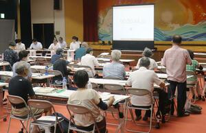 東京電力柏崎刈羽原発に関する国の説明会=8月10日、出雲崎町