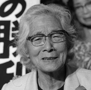 参院選全国区でトップ当選を果たし、笑顔の市川房枝＝１９８０年６月２３日、東京・代々木の婦選会館