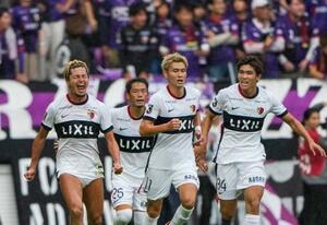 京都―鹿島 試合終了間際、同点ゴールを決め、駆け出す鹿島・鈴木(左端)=サンガS