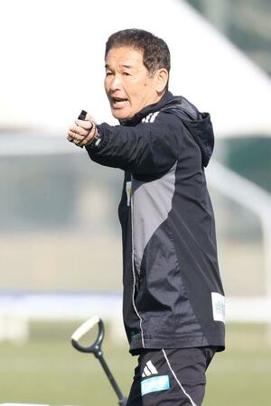 選手を指導する平岡宏章ヘッドコーチ=1月20日、宮崎県都城市