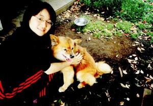 　２０００年５月、幼稚園の帰り道に公園で拾った犬の「ドン」と戸田安香さん