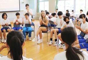 刈羽中学校の生徒と交流するハーフムーンベイの高校生=刈羽村刈羽