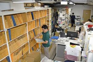 認定NPO法人「原子力資料情報室」の室内。棚にはファイルや書籍が並ぶ=9月、東京都中野区