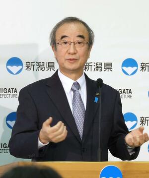 定例記者会見に臨む花角英世知事=11日、新潟県庁