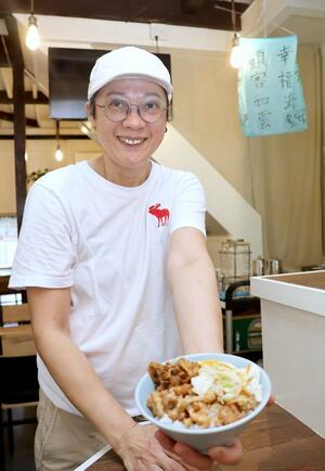 自慢の魯肉飯を振る舞う廖慶瑜さん=佐渡市新穂
