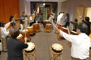 力いっぱいバチを振り上げる田上甚句太鼓保存会のメンバー＝田上町原ケ崎新田