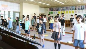 オリジナル曲の初披露に向け、練習に励む田上小の児童ら=10日、田上町田上