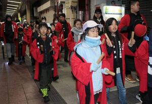 火の用心を呼びかける子どもたち＝２２日、糸魚川市